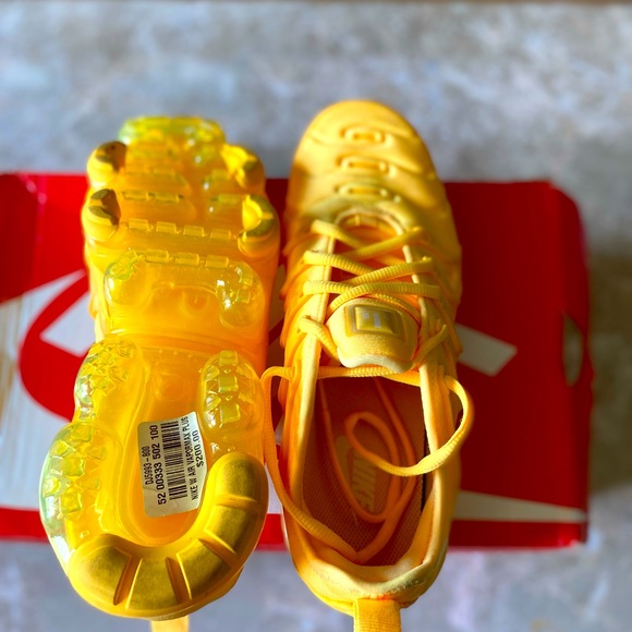 Nike Air VaporMax LIKE NEW!!! Yellow, worn once for ASU Homecoming!!! - Picture 3 of 3